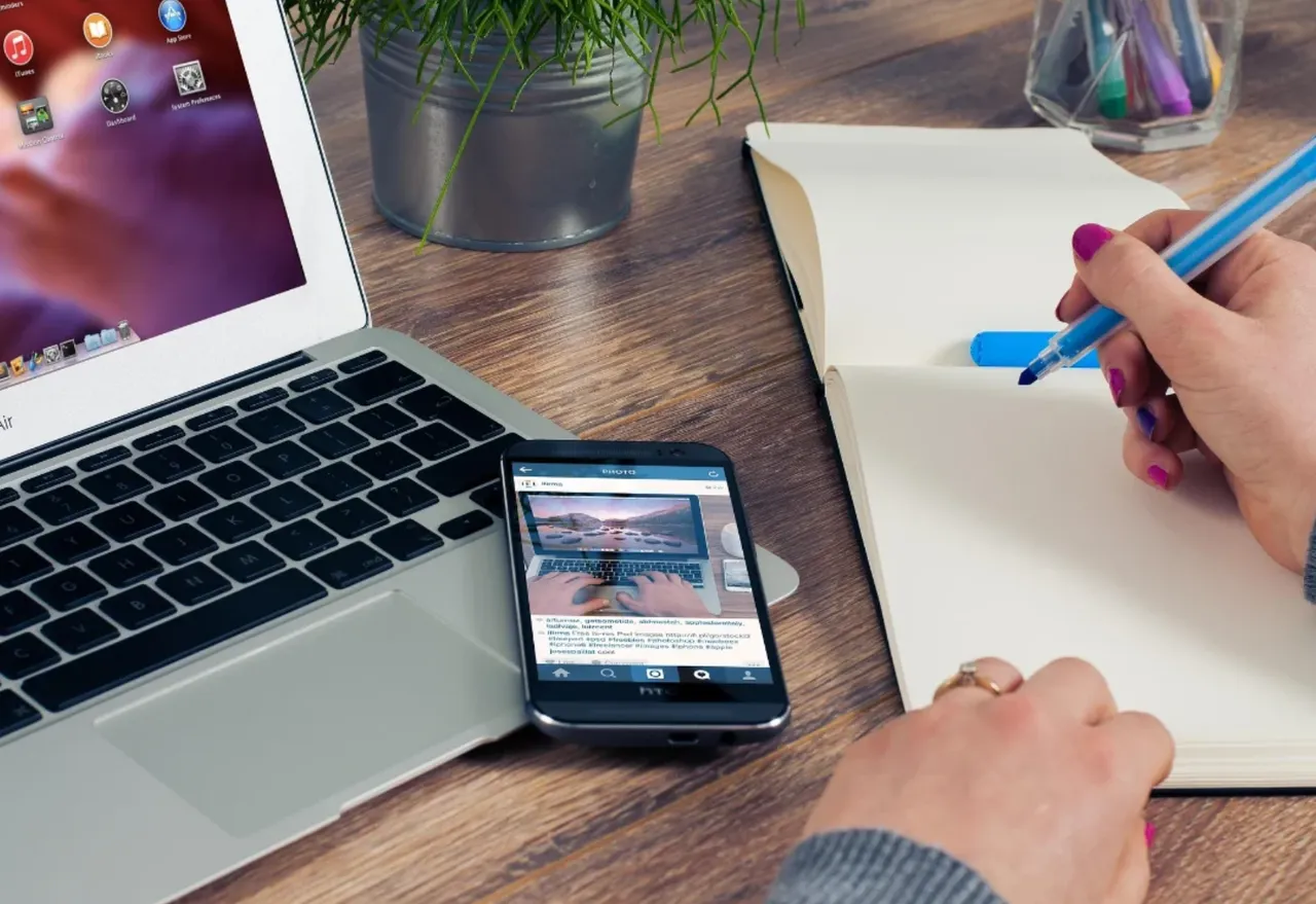Arbeitsplatz mit Notebook, Smartphone und Notizbuch